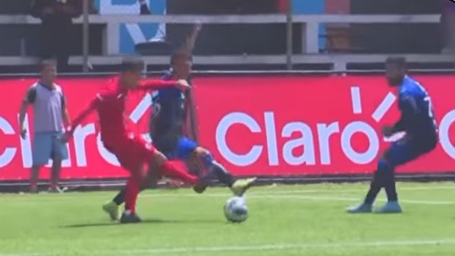 El jugador Kleyber Moscoso le da una patada al defensa de Iztapa y está acción fue dada como penalti por el árbitro Walter López. (Foto Prensa Libre: Captura)