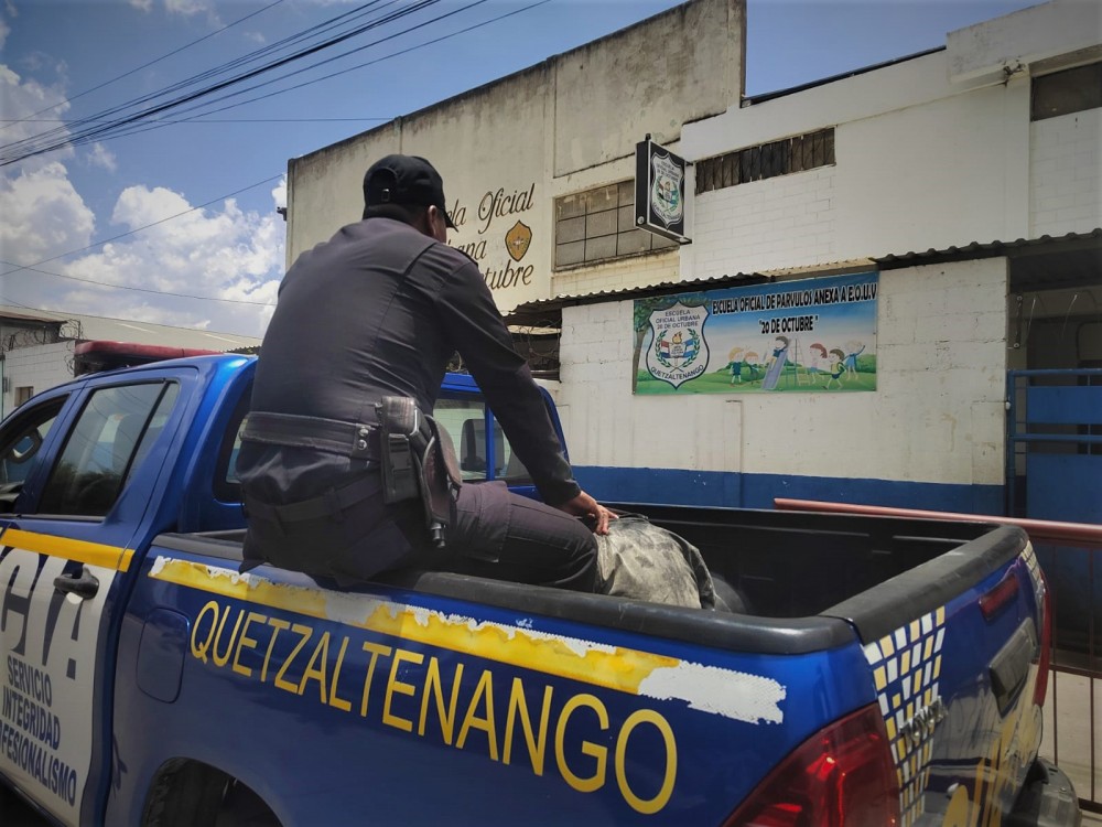 Qué se sabe de la captura de un menor de edad por activar una bomba molotov en la entrada de una escuela en Xela