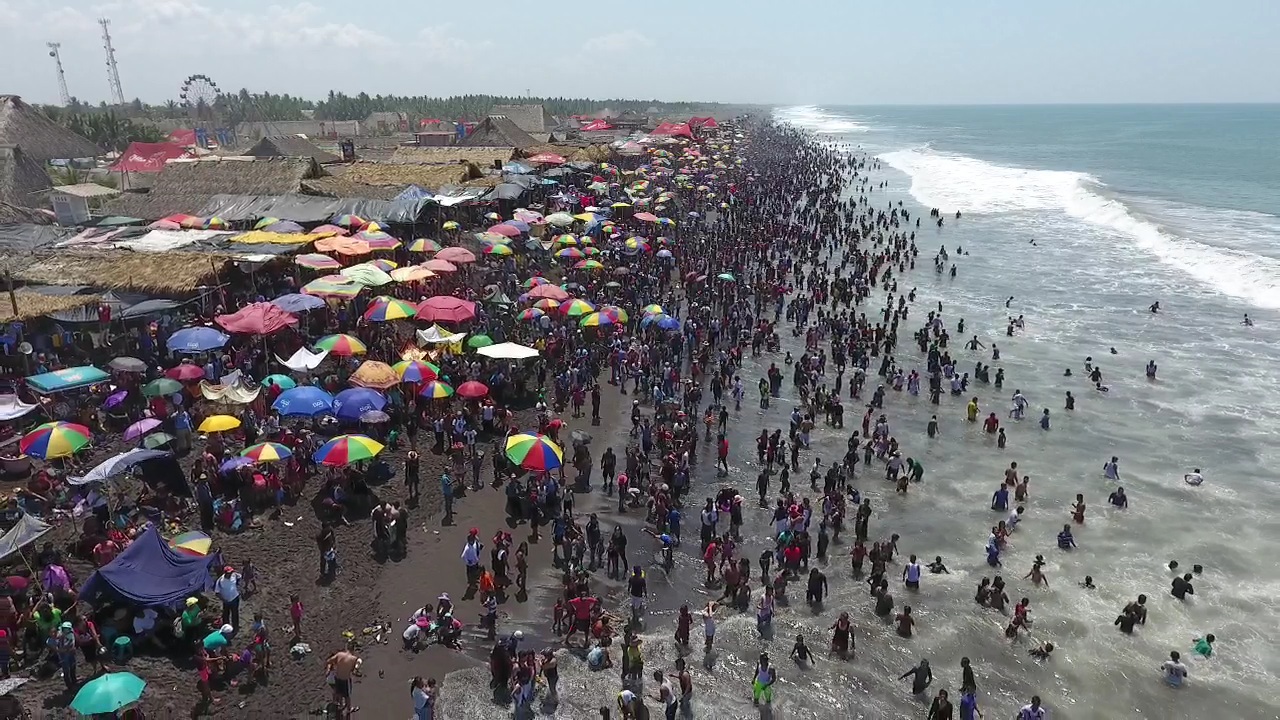 Miles de turistas buscan las playas de Retalhuleu para disfrutar en familia durante Semana Santa. (Foto Prensa Libre: Victoria Ruiz)