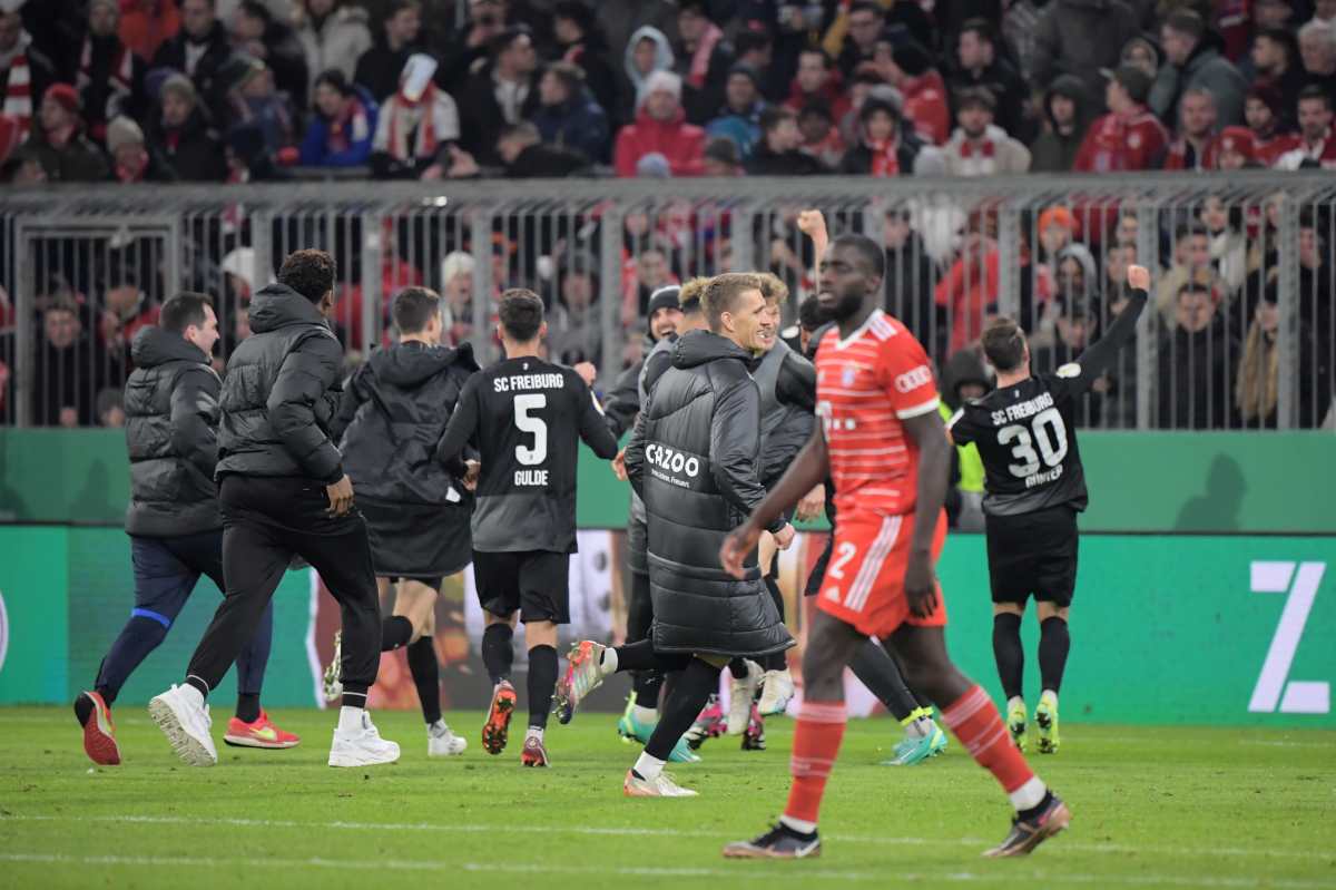 Los jugadores del Friburgo festejaron ante la tristeza del Bayern. (Foto Prensa Libre: EFE)