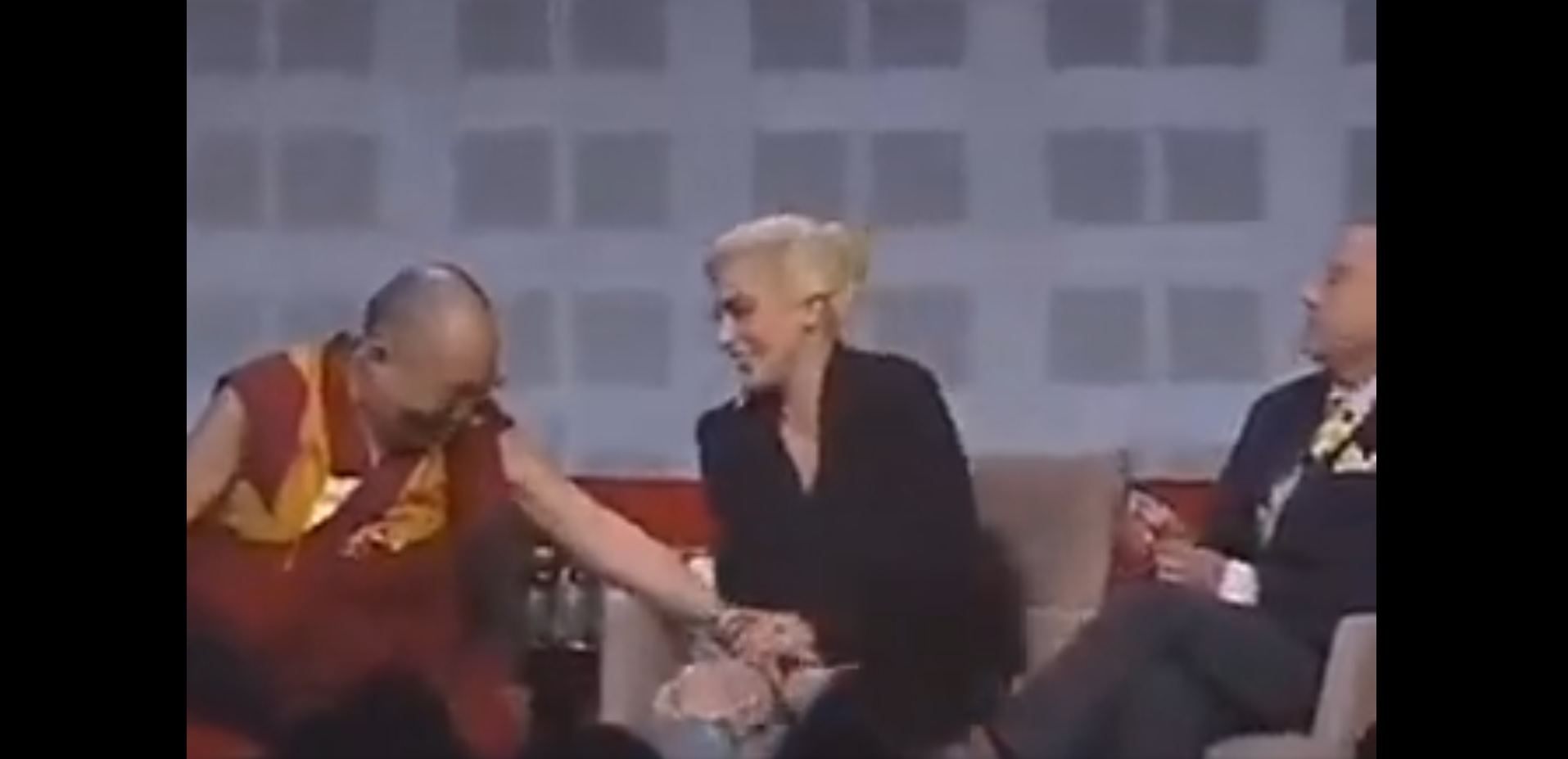Momento en el que el Dalai Lama se acerca a Lady Gaga, durante el evento ocurrido en Estados Unidos en 2016. (Foto Prensa Libre: @OliLondonTV/Twitter)