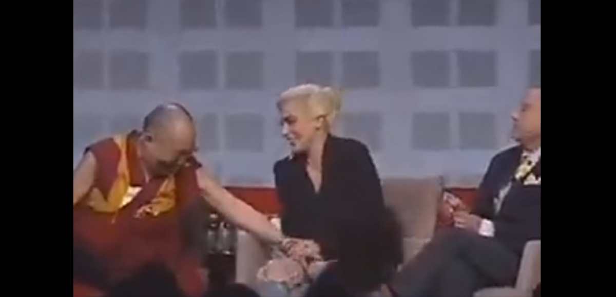 El momento en el que el Dalai Lama tocó a Lady Gaga durante un evento en 2016