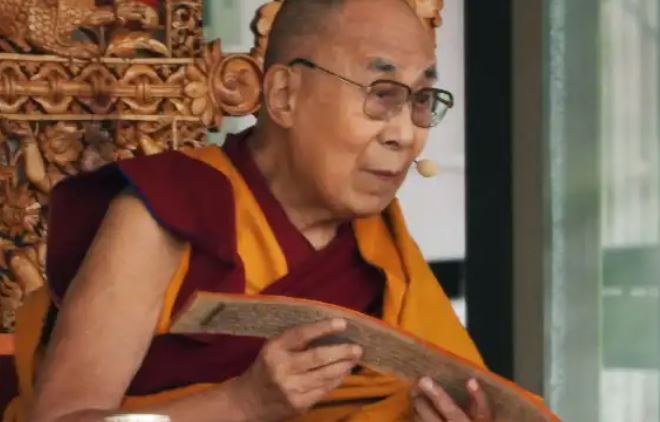 Dalai Lama criticado en redes sociales por besar a un menor de edad