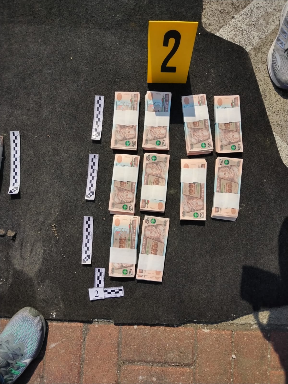 Un vehículo en el que viajaba una pareja fue interceptado en la zona 11 capitalina y en su interior hallaron más de Q300 mil. (Foto Prensa Libre: PNC)