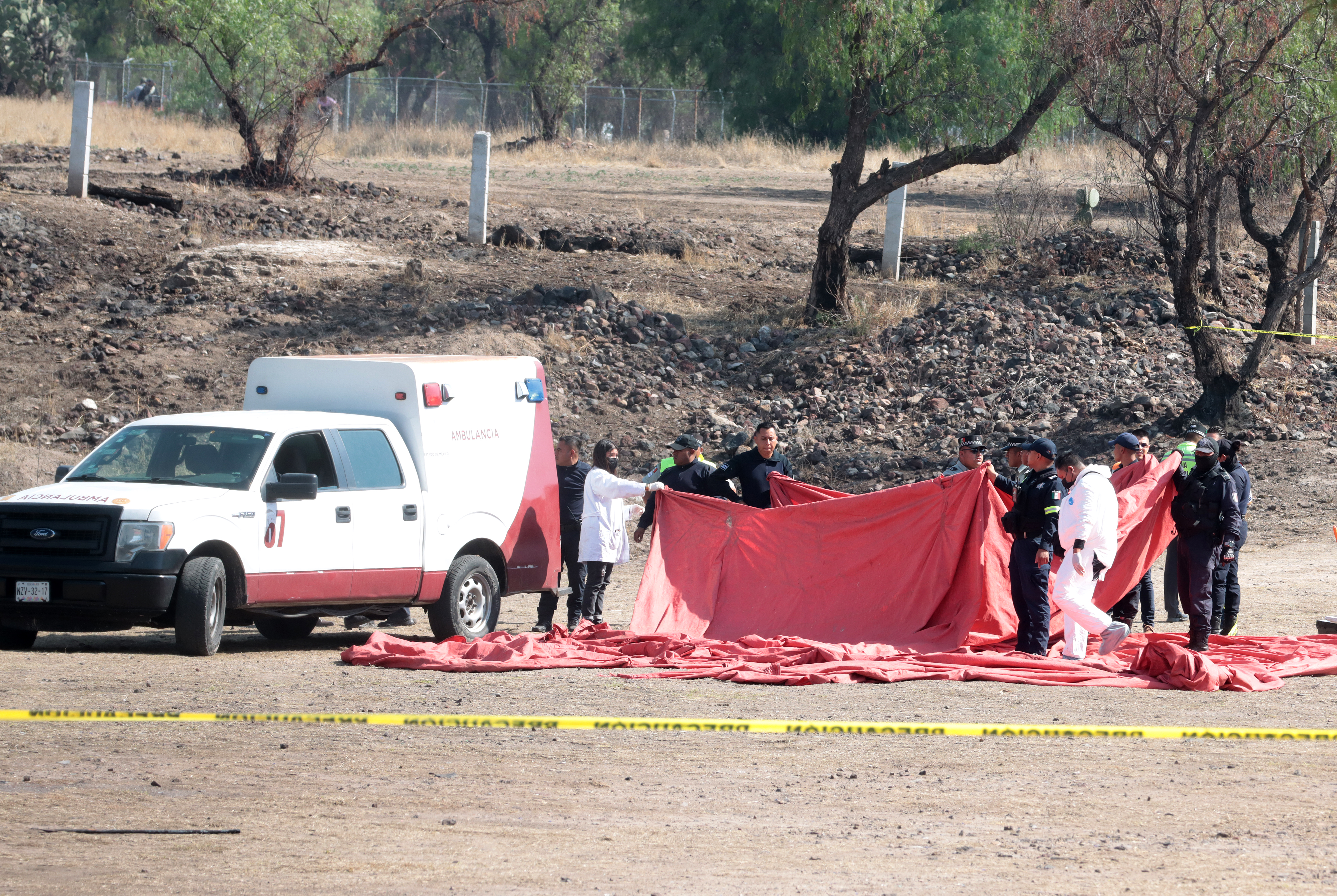 Peritos forenses y miembros de la Guardia Nacional laboran en la zona donde se desplomo un globo aerostático en el municipio de San Juan Teotihuacán, en el Estado de México. (Foto Prensa Libre: EFE) 