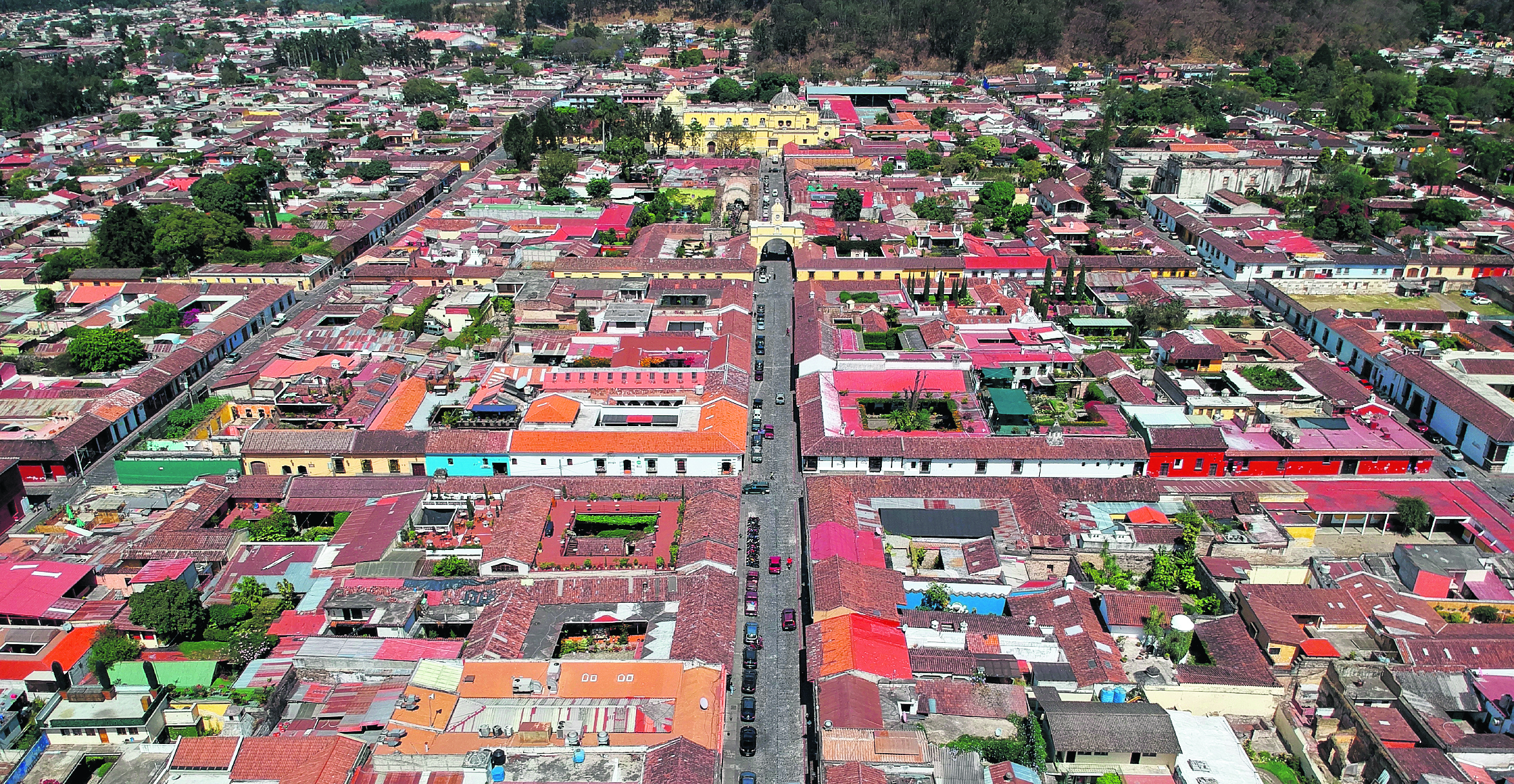 Vista panorámica del parque central de  Antigua Guatemala, Sacatepéquez. Los vecinos rechazan la implementación del POT. (Foto Prensa Libre: Carlos Hernández Ovalle).