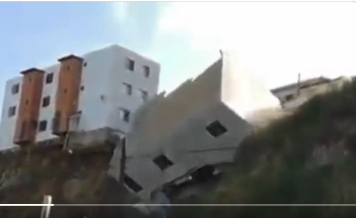 Momento en que edificio en ladera colapsa. (Foto: @MekahloNBCLA/Twitter)