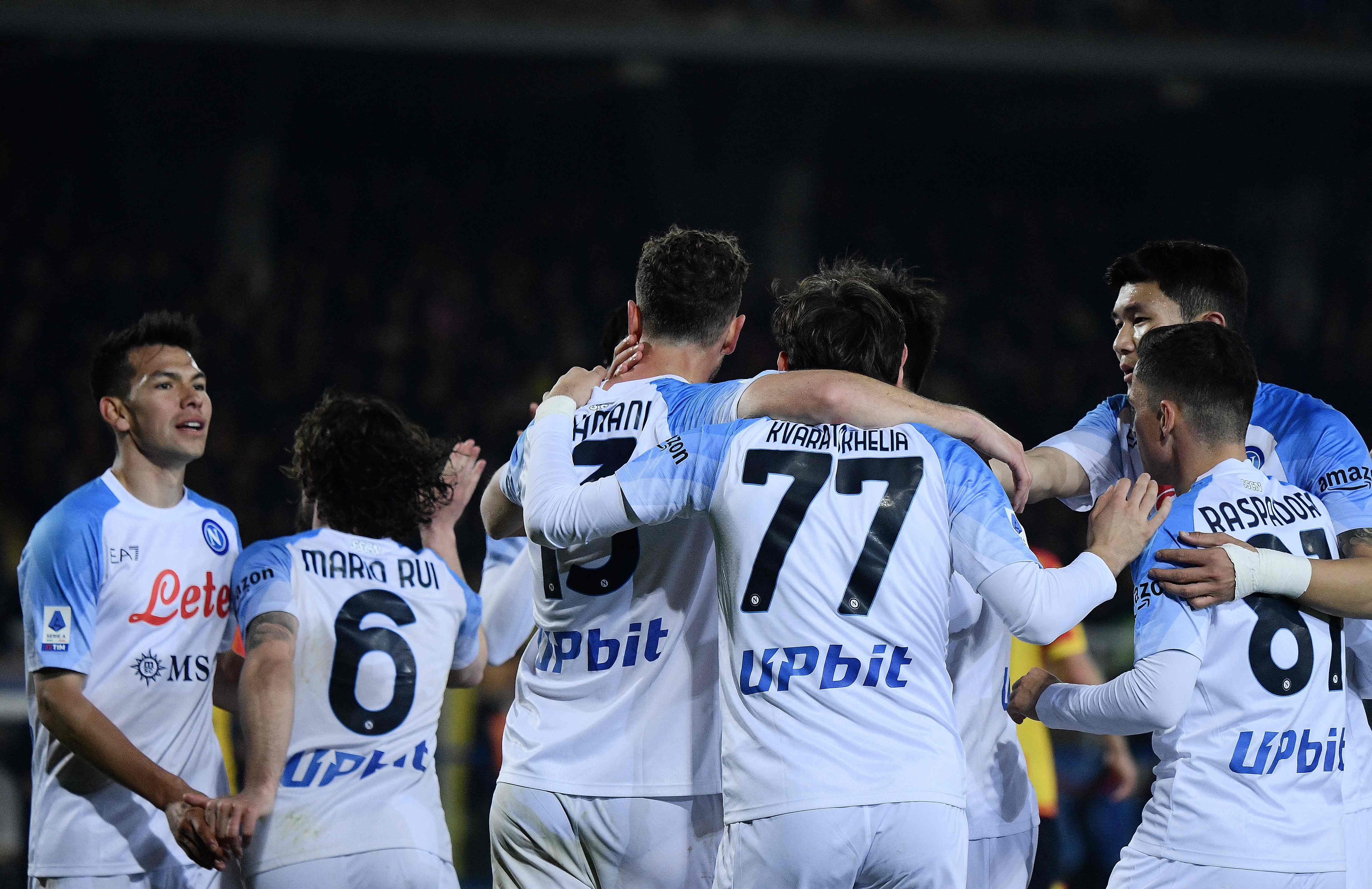 Los jugadores del Nápoli celebraron frente al Lecce. (Foto Prensa Libre: AFP)