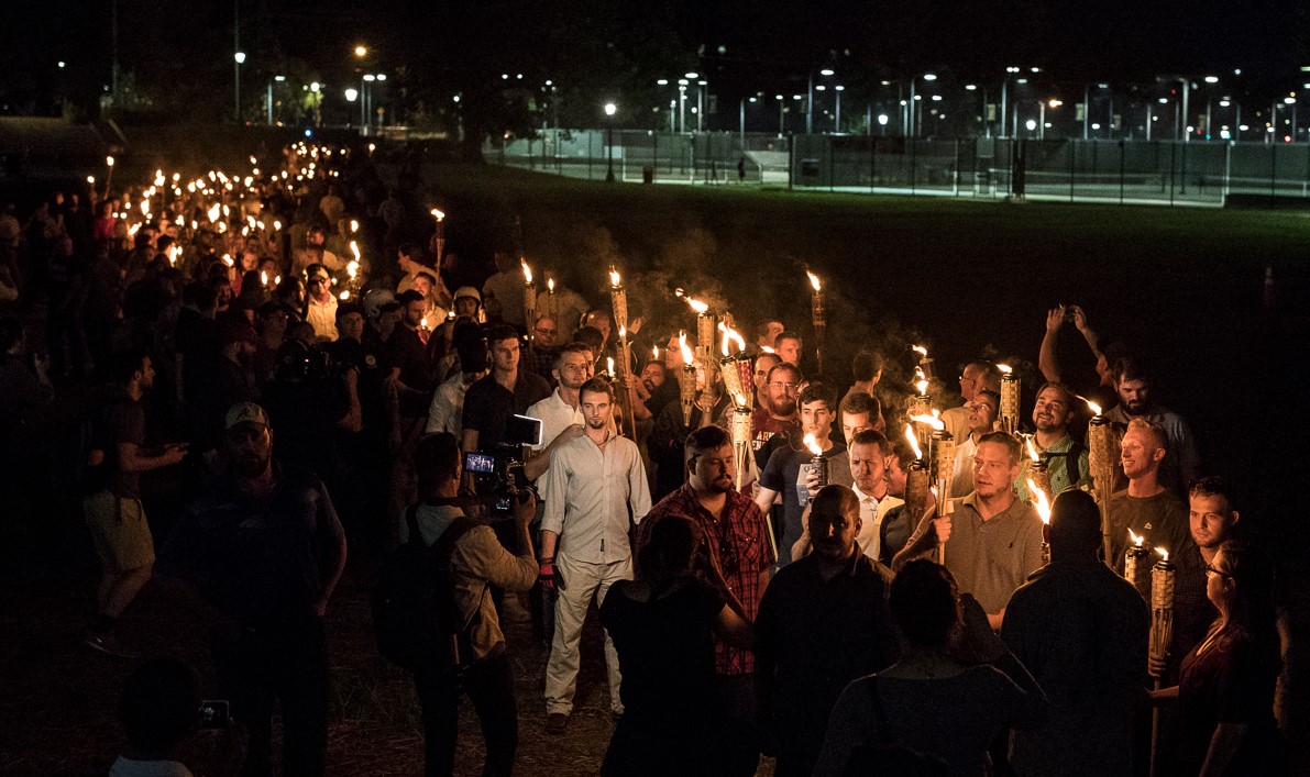 Nacionalistas blancos con antorchas marchan hacia una estatua de Thomas Jefferson en el campus de la Universidad de Virginia en Charlottesville, el 11 de agosto de 2017. (Edu Bayer/The New York Times)