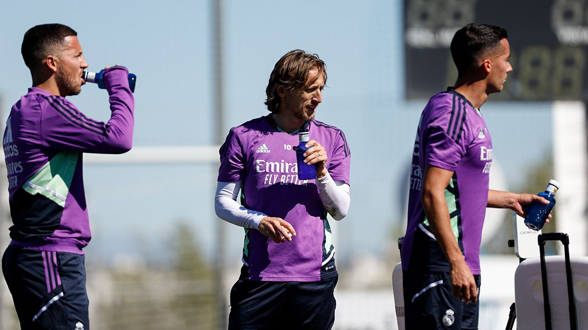 Luka Modric (centro), durante el entrenamiento de este martes. (Foto Prensa Libre: Real Madrid)