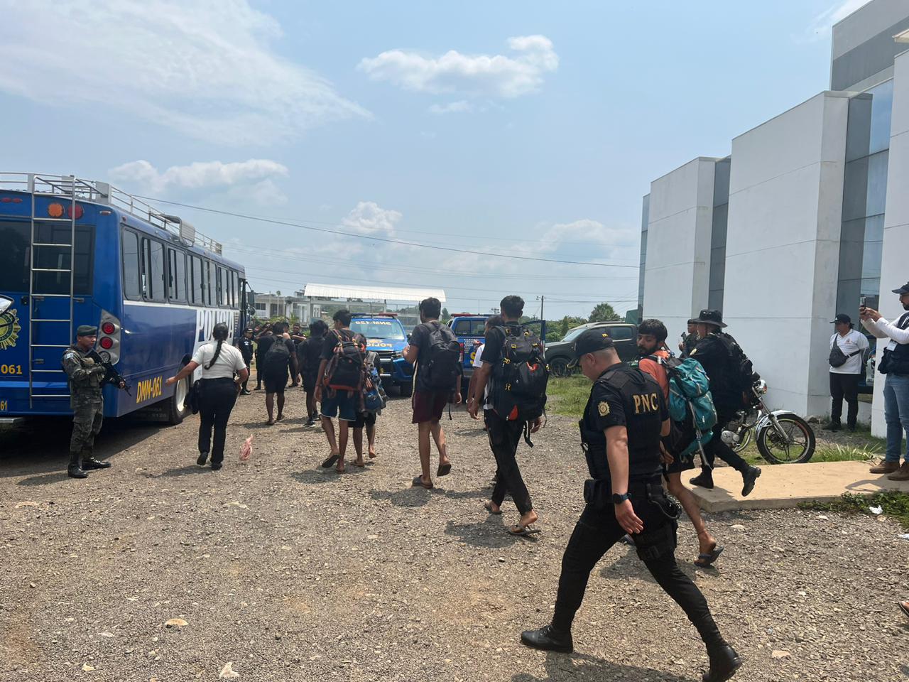 Los migrantes fueron escoltados por agentes de la PNC y efectivos del Ejército de Guatemala. (Foto Prensa Libre: @Ejercito_GT)