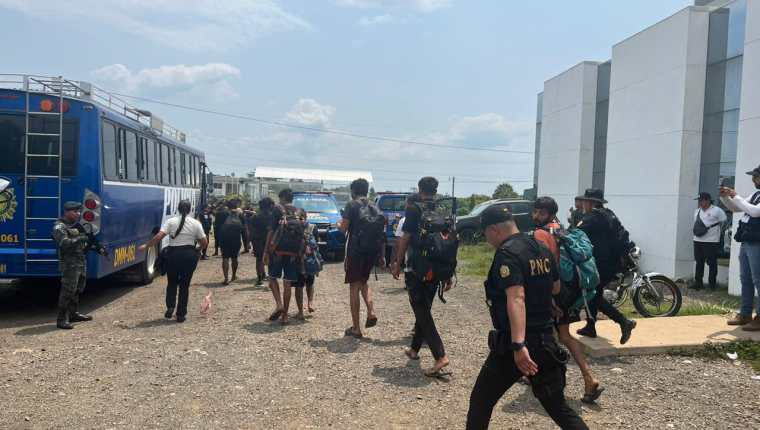 Los migrantes fueron escoltados por agentes de la PNC y efectivos del EjÃ©rcito de Guatemala. (Foto Prensa Libre: @Ejercito_GT)