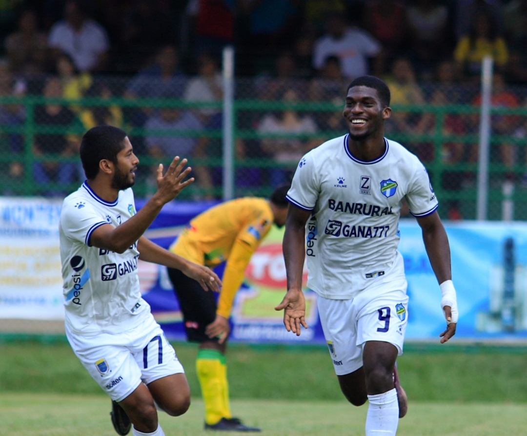 Liga Nacional: El panameño Londoño evita la derrota de Comunicaciones ante Guastatoya con un gol sobre el cierre