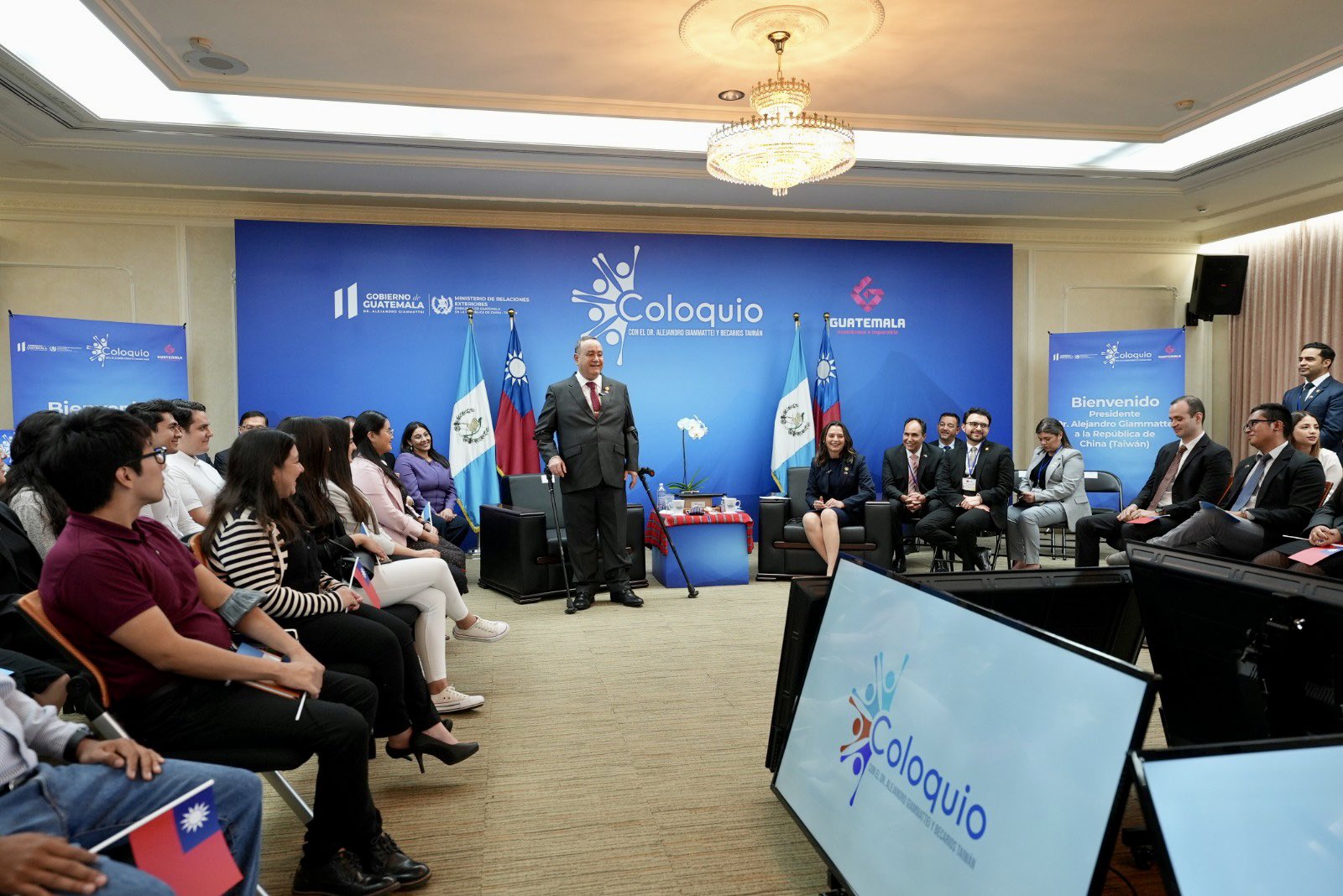 El presidente Alejandro Giammattei se reunión con becarios guatemaltecos en Taiwán. (Foto Prensa Libre: Gobierno de Guatemala)