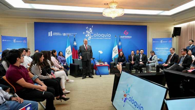 El presidente Alejandro Giammattei se reunión con becarios guatemaltecos en Taiwán. (Foto Prensa Libre: Gobierno de Guatemala)