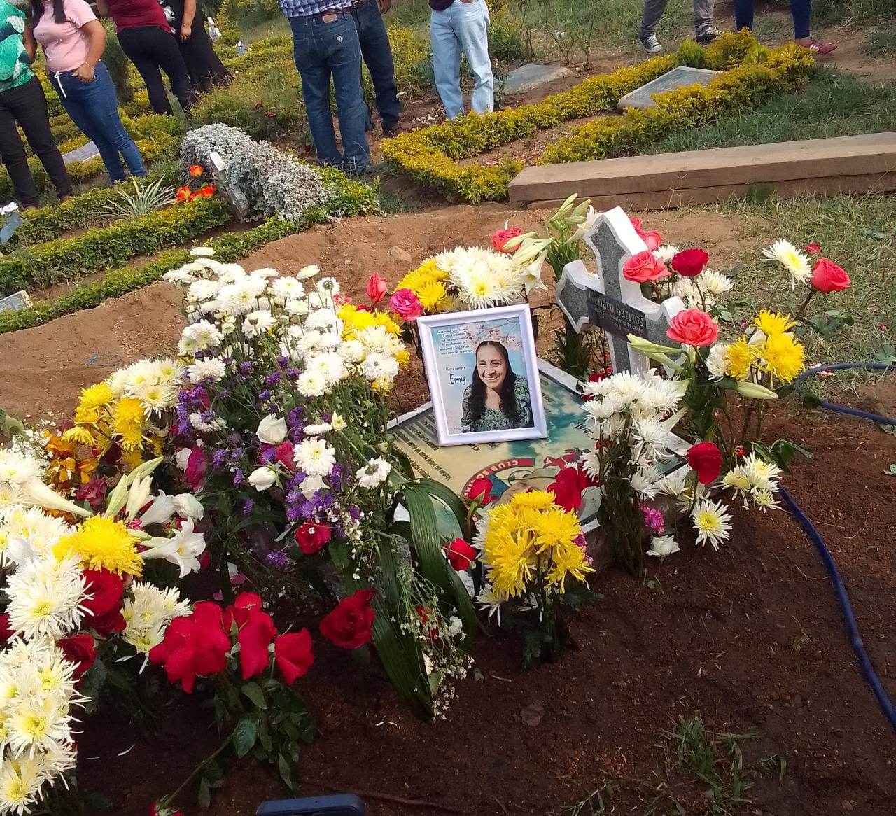 Esmilta Esther Barrios Rodas, de 55 años, murió trágicamente el 20 de abril en la calzada Raúl Aguilar Batres y 51 calle zona 11 de Villa Nueva. Fue sepultada este 22 de abril en el cementerio jardín Las Gardenias de esa localidad. (Foto Prensa Libre: cortesía familia Barrios).