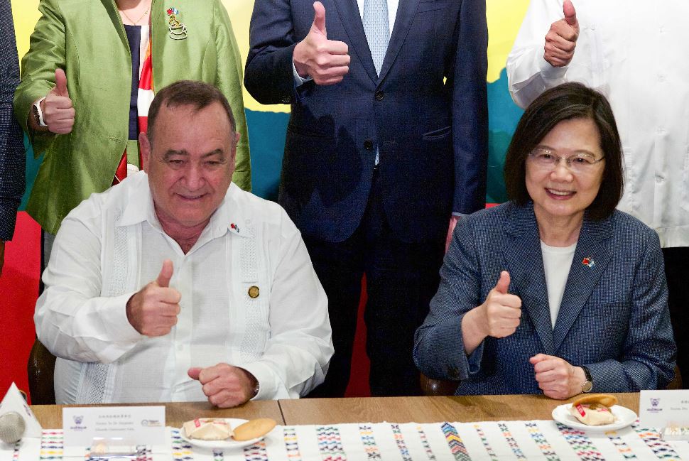 El presidente de Guatemala, Alejandro Giammattei (izquierda) y la presidenta de Taiwán, Tsai Ing-wen (derecha), posan con el pulgar hacia arriba durante un evento promocional del café guatemalteco en Taipei el 26 de abril de 2023. (Foto Prensa Libre: AFP) 
