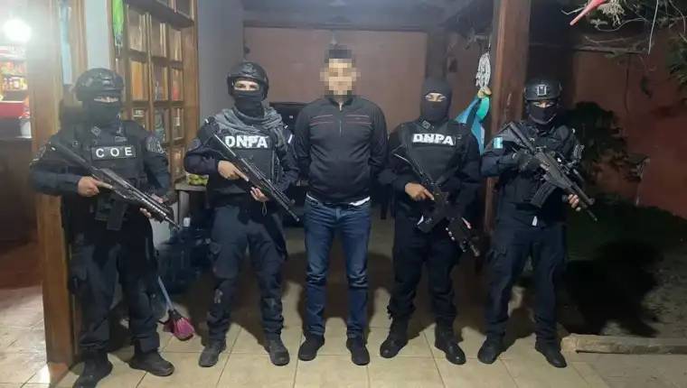 Jairo Gabriel León Caballero, de 39 años, fue arrestado por autoridades hondureñas y entregado a las guatemaltecos en la frontera El Florido, en Camotán, Chiquimula. Estados Unidos lo pide en extradición por narcotráfico. (Foto Prensa Libre: Cortesía).