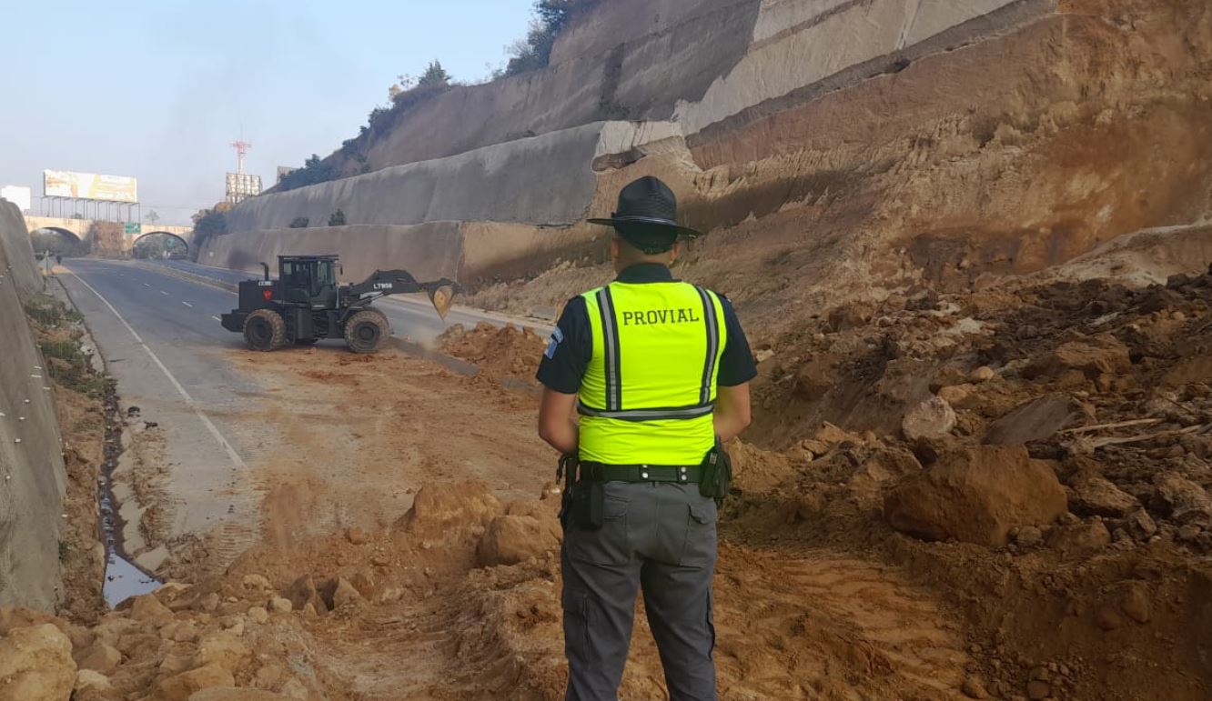 Libramiento de Chimaltenango: derrumbe interrumpe el paso de vehículos en cuatro carriles
