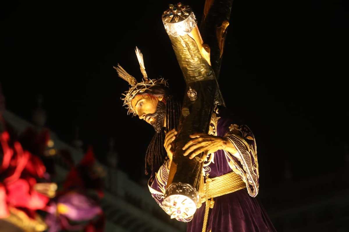 Jesús Nazareno de Las Tres Potencias sale en procesión en Lunes Santo