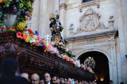 Guatemaltecos acompañan cortejos procesionales que recorren las calles del Centro Histórico en este Martes Santo.