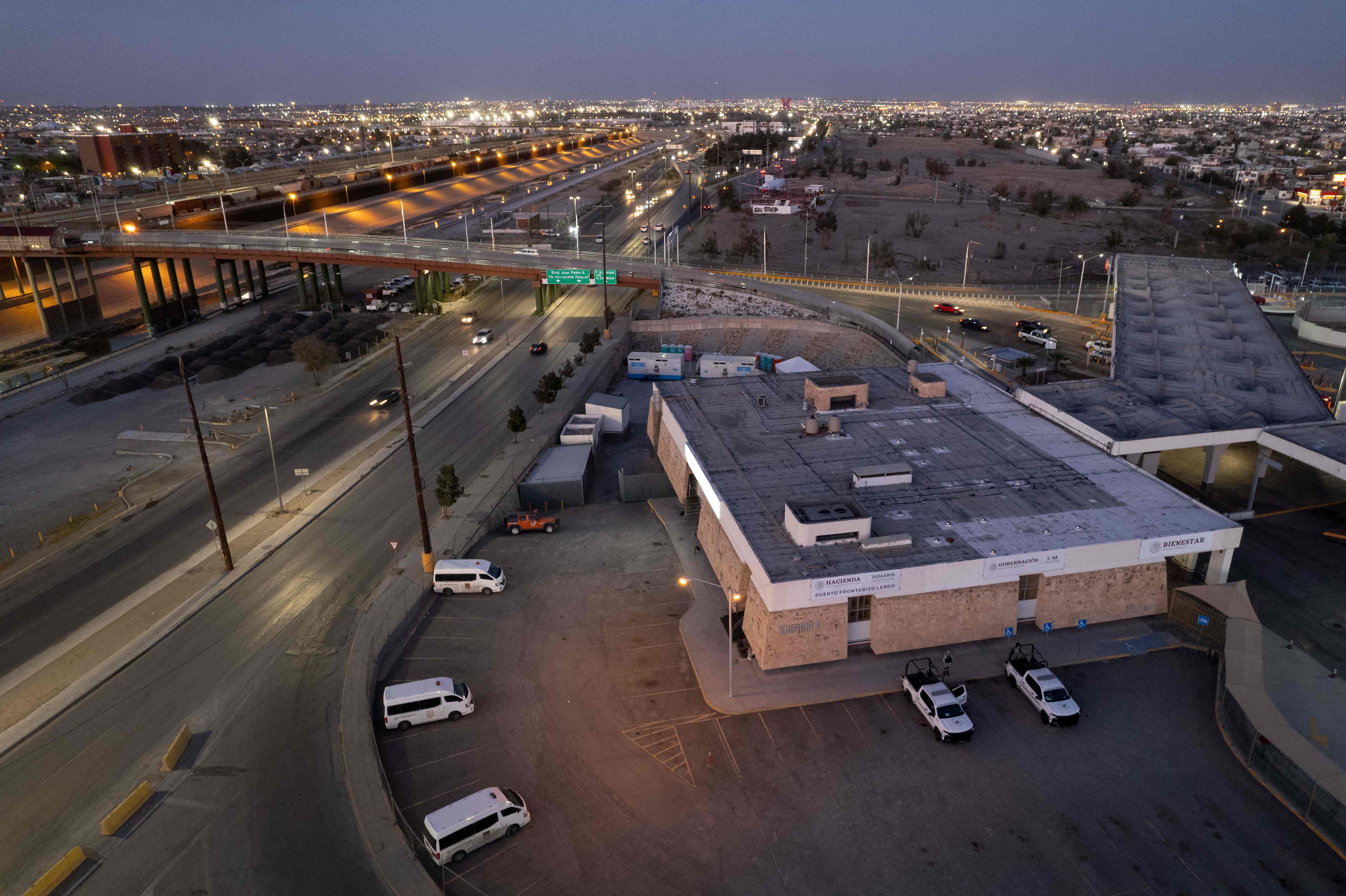 La tragedia que cobró la vida de por lo menos 40 migrantes ocurrió en un centro de detención a cargo del Instituto Nacional de Migración, en Ciudad Juárez, México. (Foto Prensa Libre: AFP)