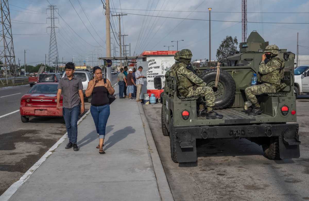 Soldados patrullan una calle de Matamoros, México. (Foto: Alejandro Cegarra/The New York Times)