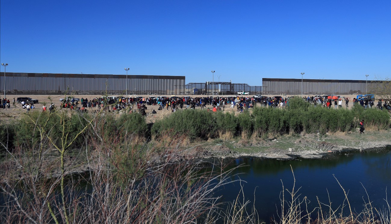 Migrantes, en frontera de EE. UU. (Foto Prensa Libre: EFE)