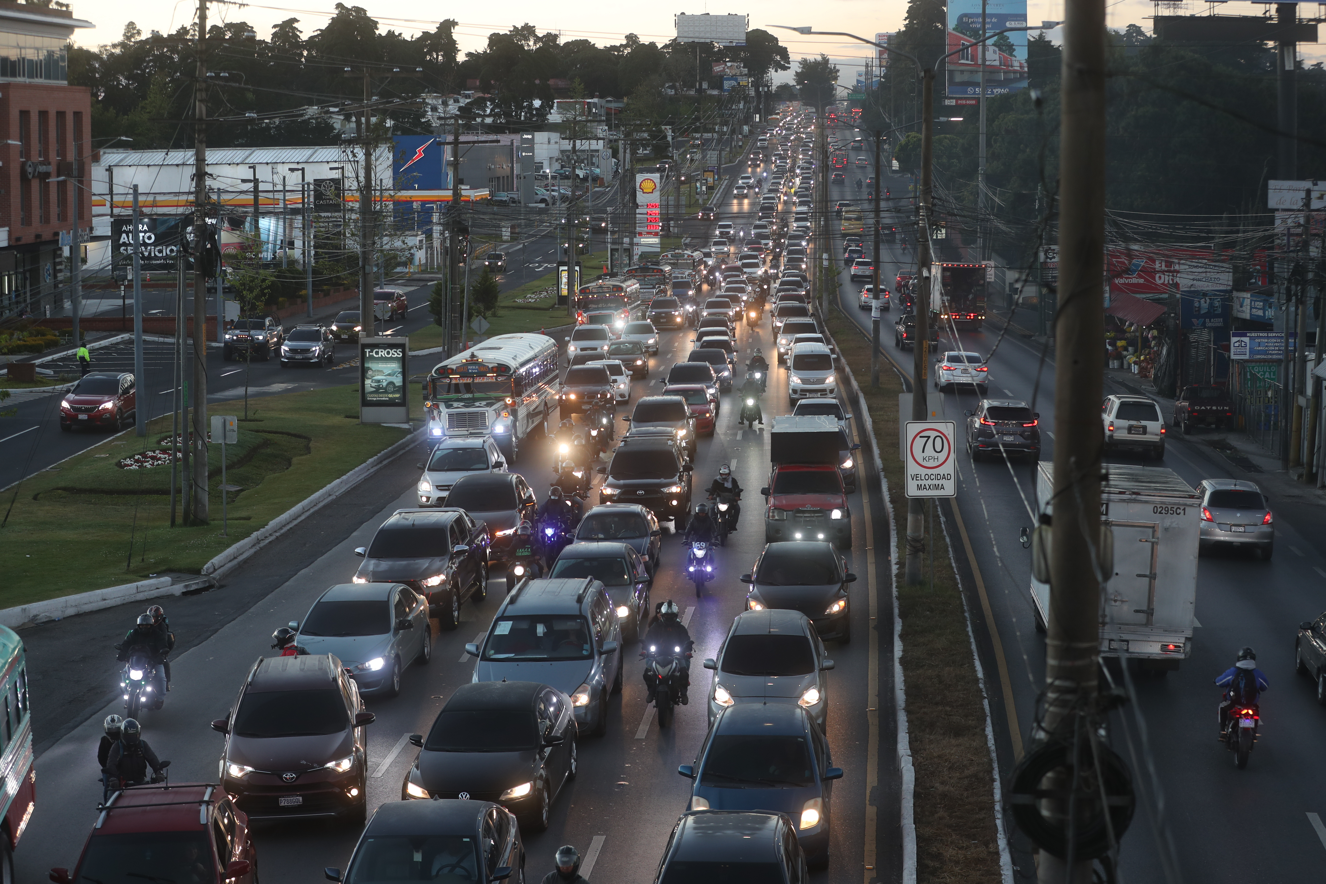 Congestionamiento vehicular en carretera a El Salvador.