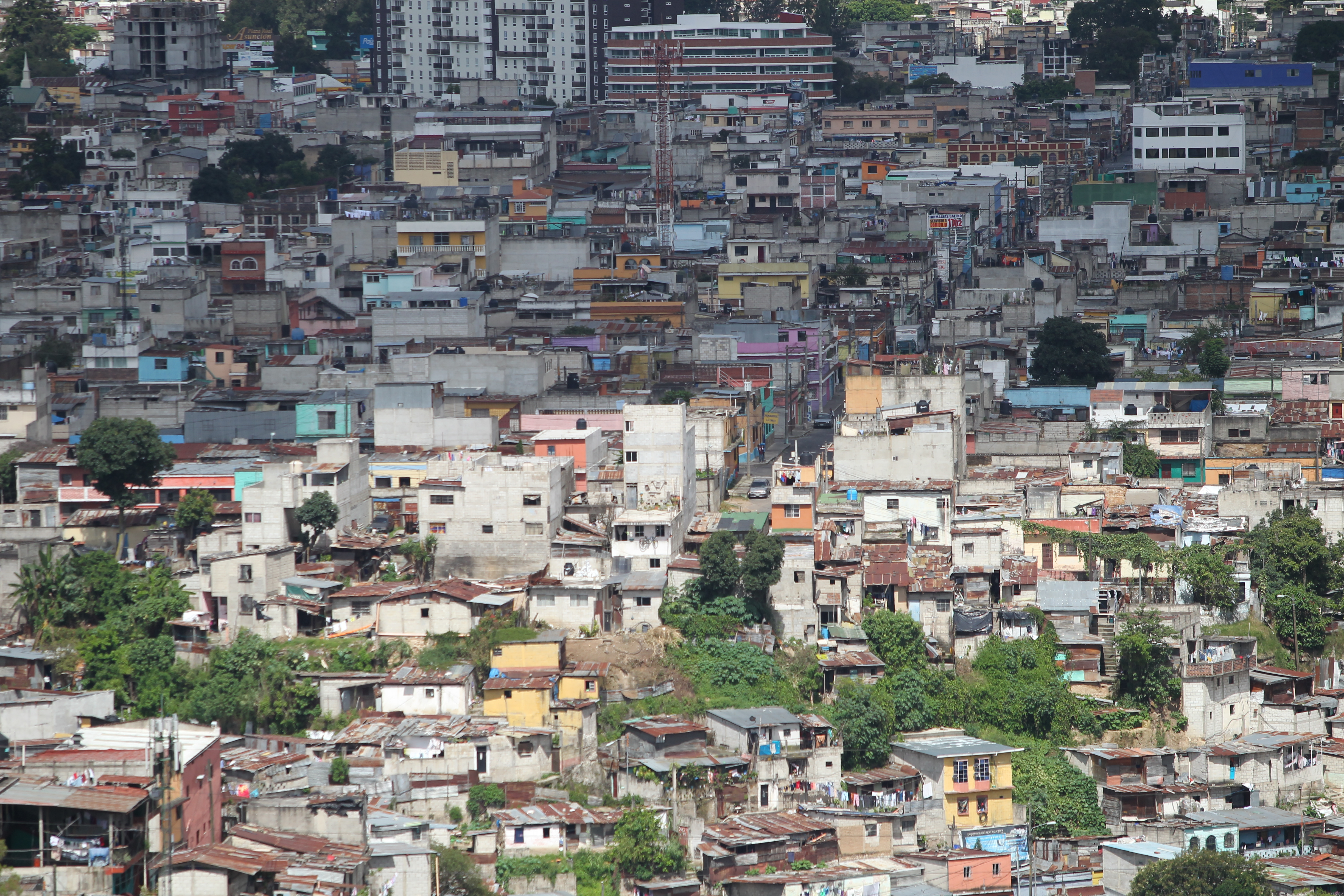 Vista panorámica de la capital guatemalteca, ciudad con diversidad de estructuras, de las cuales varias podrían estar en riesgo luego de un sismo. (Foto Prensa Libre: Erick Ávila)