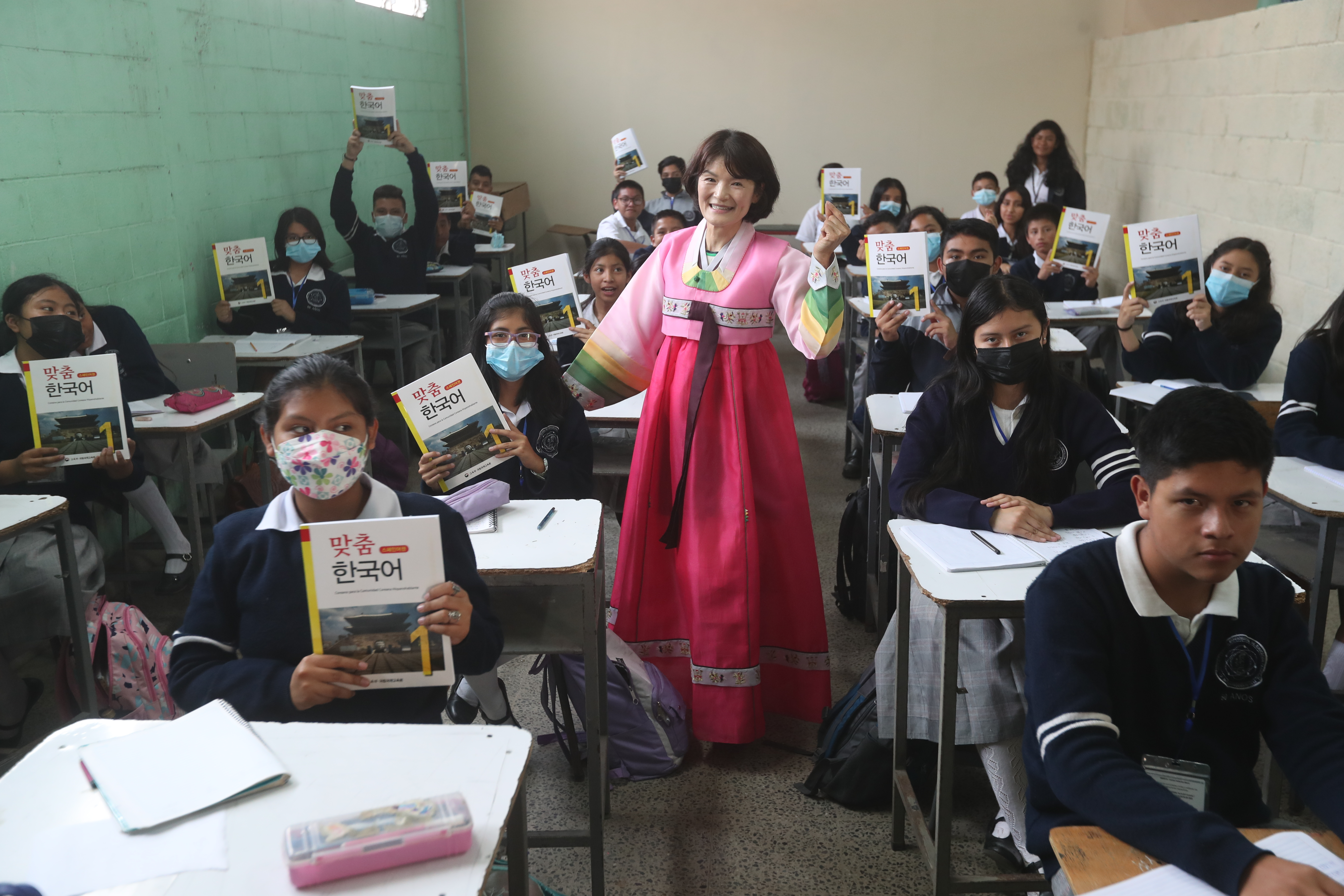 Clases de coreano y el plan de la Embajada de Corea con establecimientos nacionales (el auge por el k-pop, las k-series y la gastronomía)