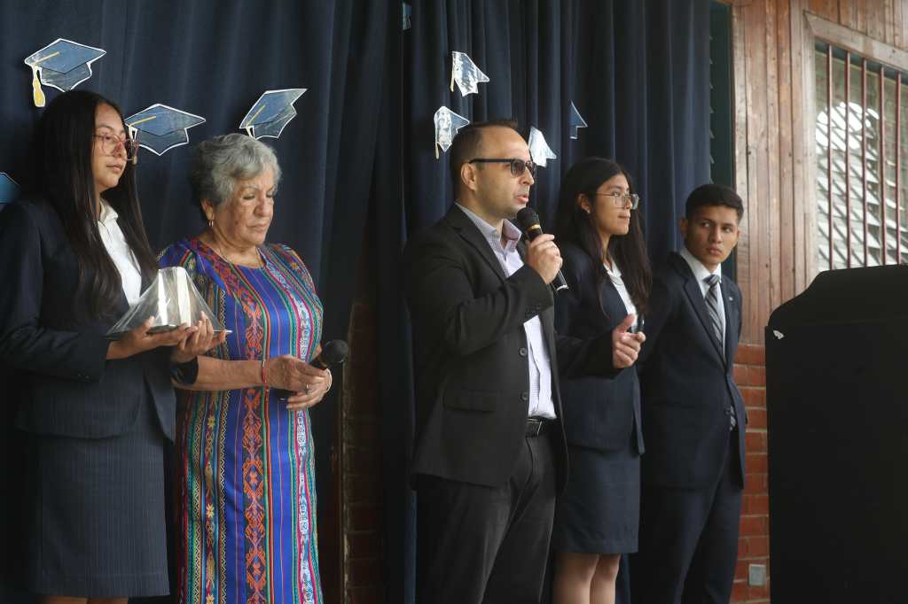 Colegio Brooklyn reconoce labor de Prensa Libre en el maratón de la cigüeña 