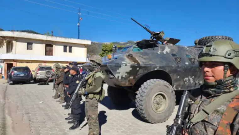 Soldados y agentes de la PNC el pasado 11 de febrero luego que se reactivó el conflicto entre Nahualá y Santa Catarina Ixtahuacán, Sololá. (Foto Prensa Libre: Ejército de Guatemala)