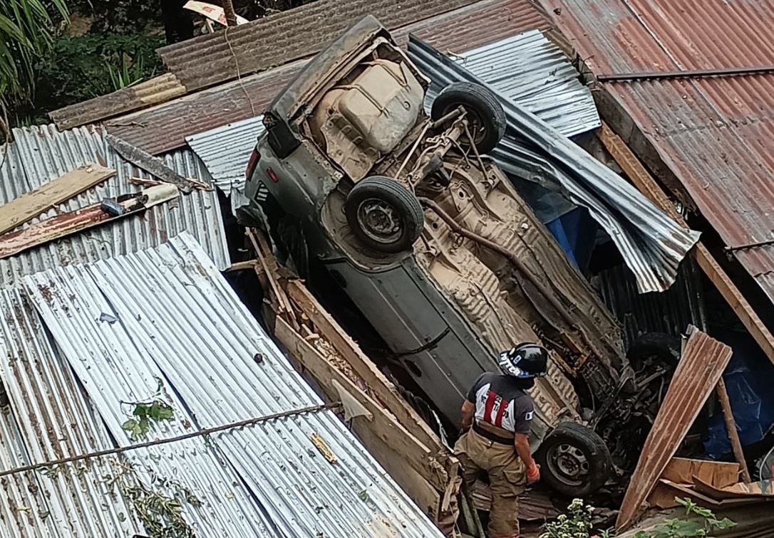 Vehículo cae sobre vivienda: familia resulta ilesa en percance que destruyó techo de inmueble