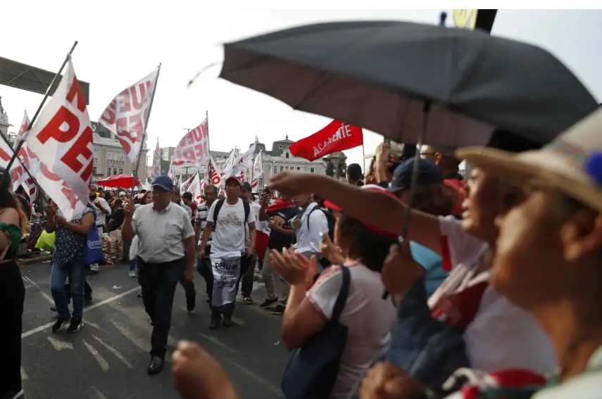 Protestas en Perú. (Foto Prensa Libre: EFE)