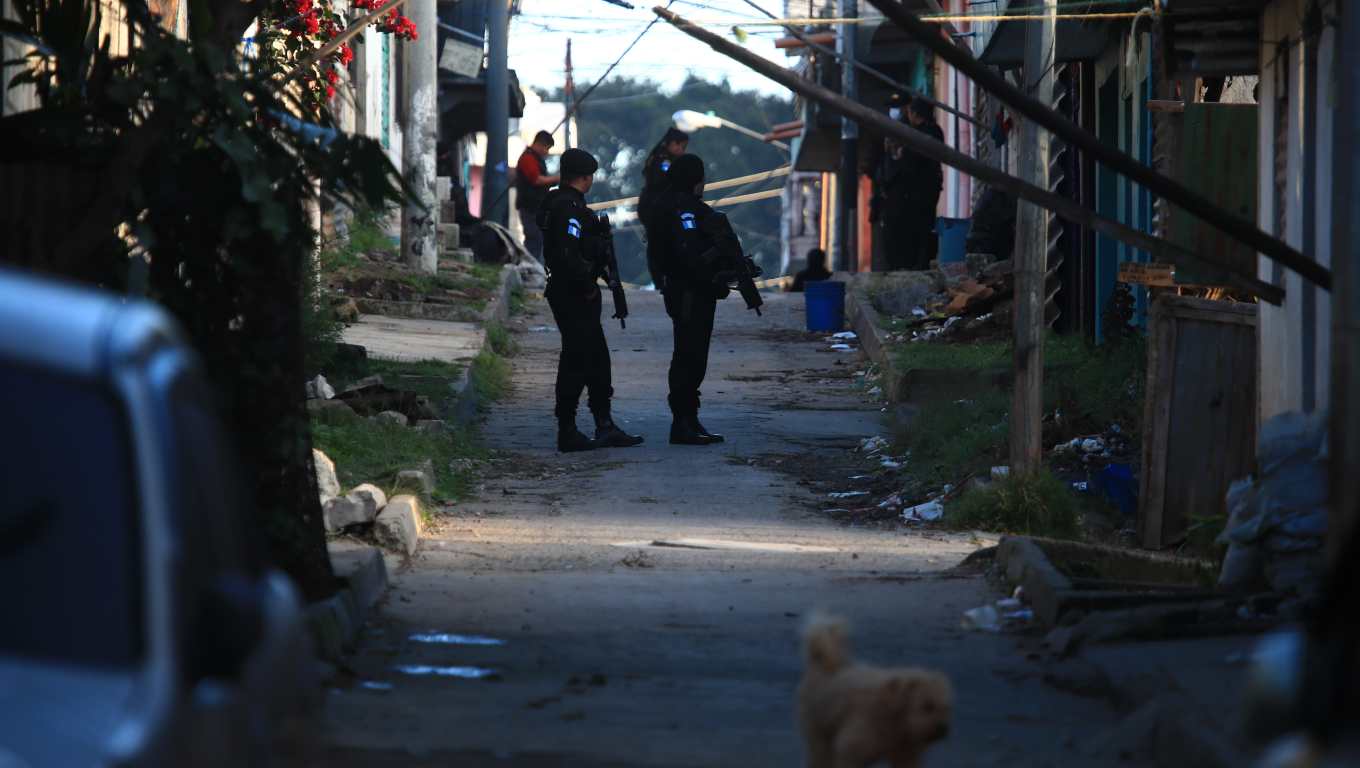 La Policía Nacional Civil informó este jueves que los cuatro policías que se reportaron sus desapariciones el pasado 8 de abril en realidad habrían dejado sus labores. (Foto Prensa Libre: Carlos Hernández)