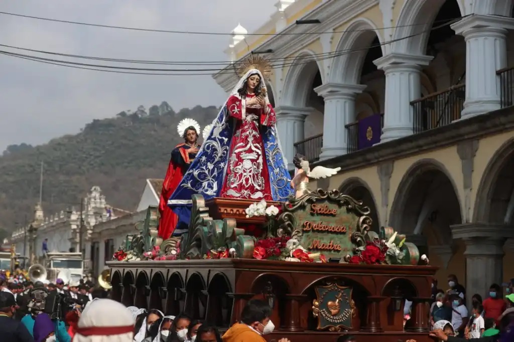 Las procesiones con la virgen suelen ser populares durante el Sábado de Gloria. (Foto Prensa Libre: Juan Diego González)