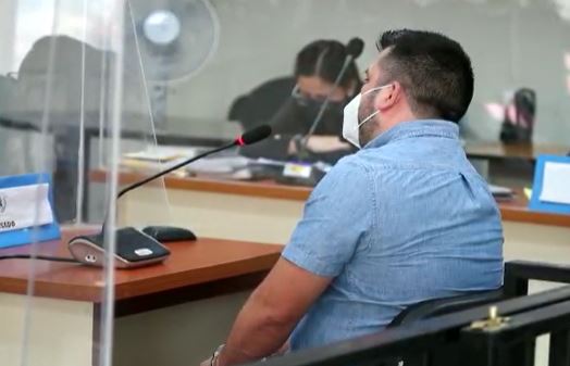 “No logro entender cómo se disparó”: el relato del agente de la PNC acusado de la muerte de un repartidor durante el toque de queda