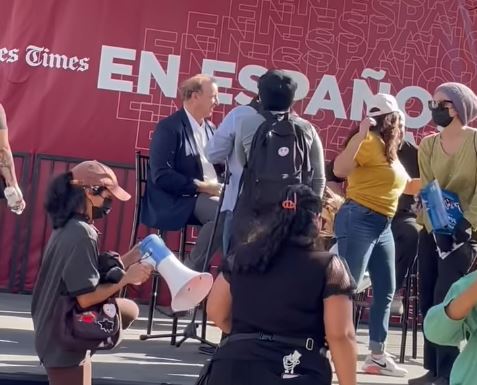 Manifestantes irrumpen evento en el que participaba el arqueólogo Richard Hansen (Captura de pantalla del video de Instagram de latimesespanol)