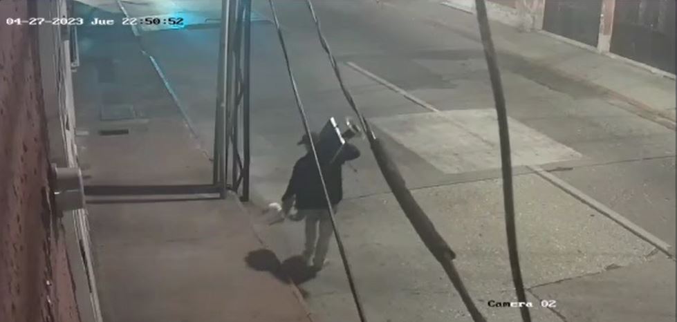 Un sujeto ingresó a robar en una vivienda que está en la 3a calle, entre la 6a y 7a calle zona 1. (Foto Prensa Libre: captura de pantalla).