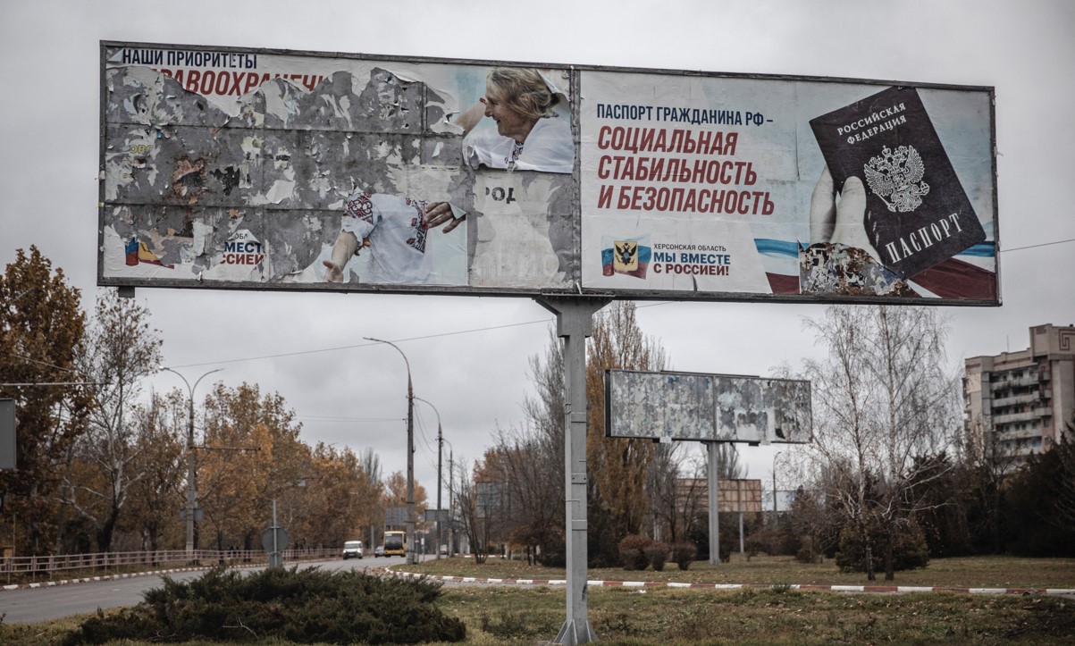 Un cartel de propaganda rusa en Jersón, Ucrania, días después de que los militares ucranianos retomaron la ciudad, el 13 de noviembre de 2022. (Finbarr O'Reilly/The New York Times)