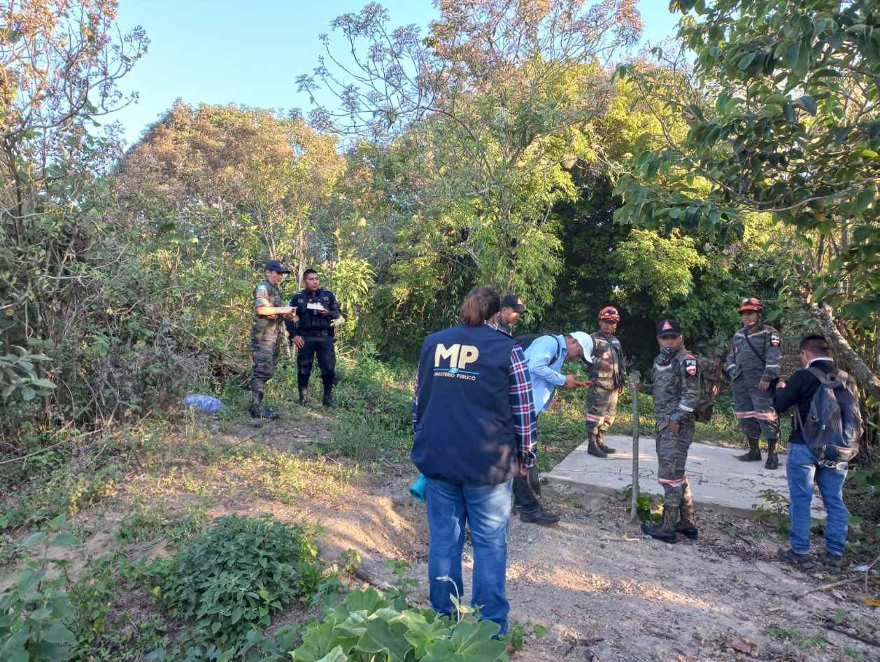Autoridades en la finca en donde está un pozo que se cree que era usado por la banda de secuestradores Los Sierra Ovando para desaparecer a sus víctimas. Allí se cree que está el cuerpo de Cristina Siekavizza. (Foto Prensa Libre: MP) 