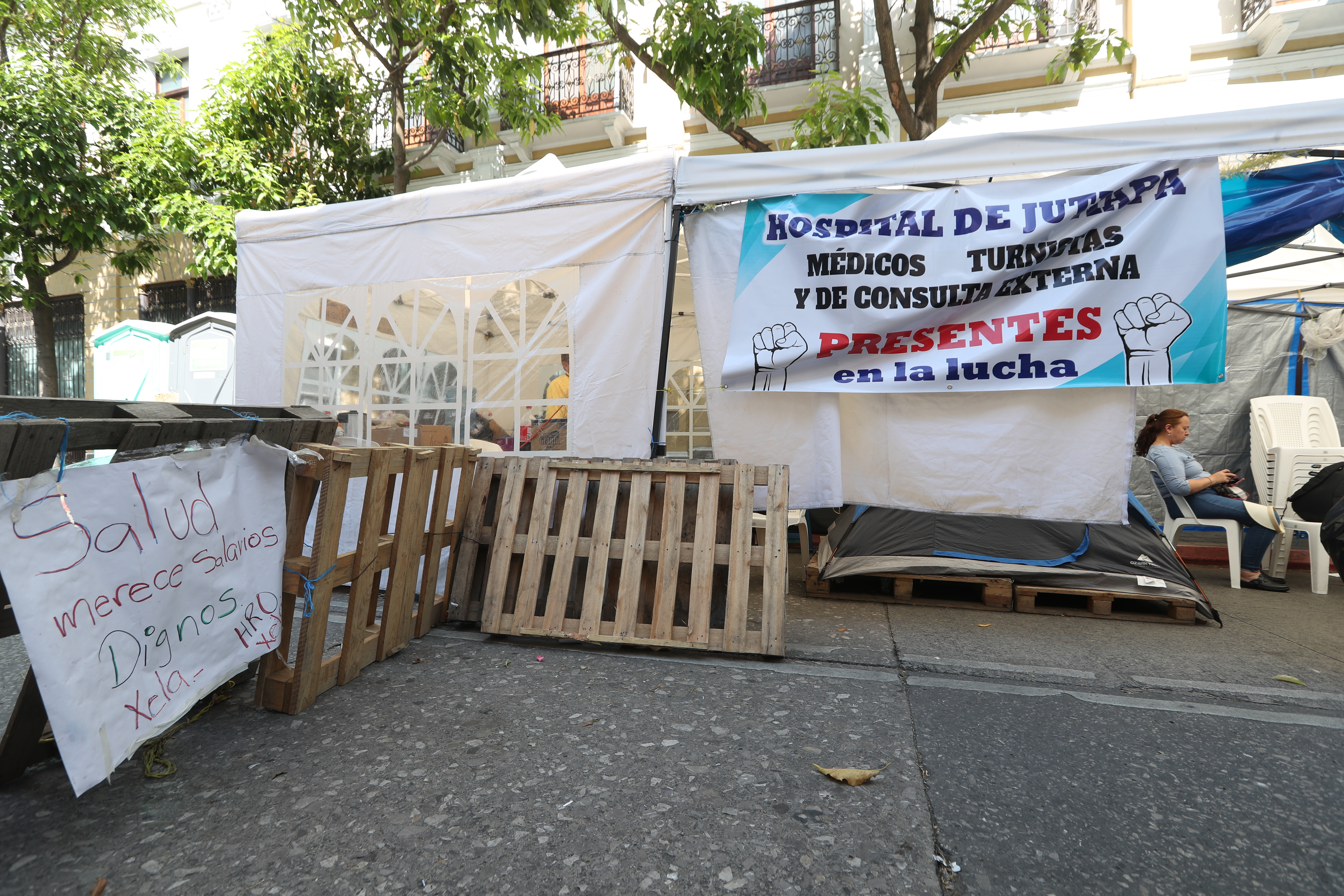 Sindicato Ad Hoc de Salud de Guatemala permanece frente al Congreso, sobre la 8a, avenida de la zona 1, hasta que sus demandas sean atendidas. (Foto Prensa Libre: Roberto López)