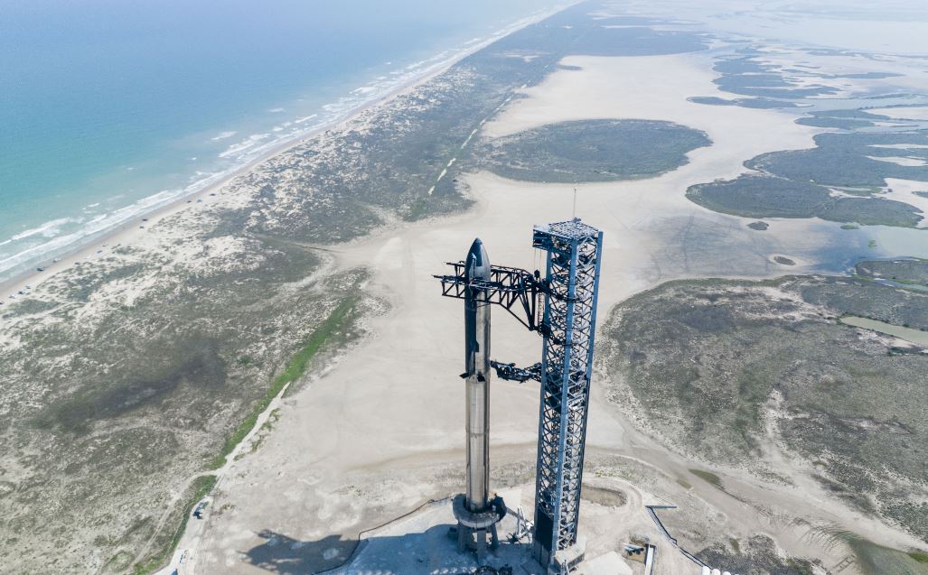 Fotografía aérea cedida por SpaceX donde se muestra su cohete Starship en la base de la empresa en Boca Chica, Texas, EE. UU. (Foto Prensa Libre: EFE)
