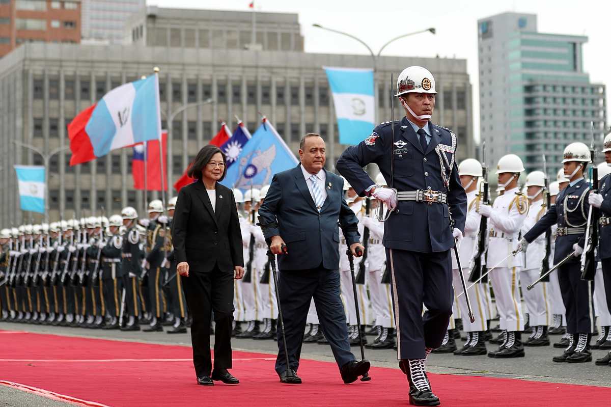 La visita oficial del presidente Alejandro Giammattei a Taiwán ha sido fuertemente criticada por China. (Foto Prensa Libre: EFE)
