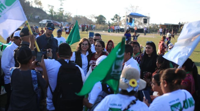Sandra Torres llega a San Juan Sacatepéquez. (Foto Prensa Libre: Carlos Hernández)