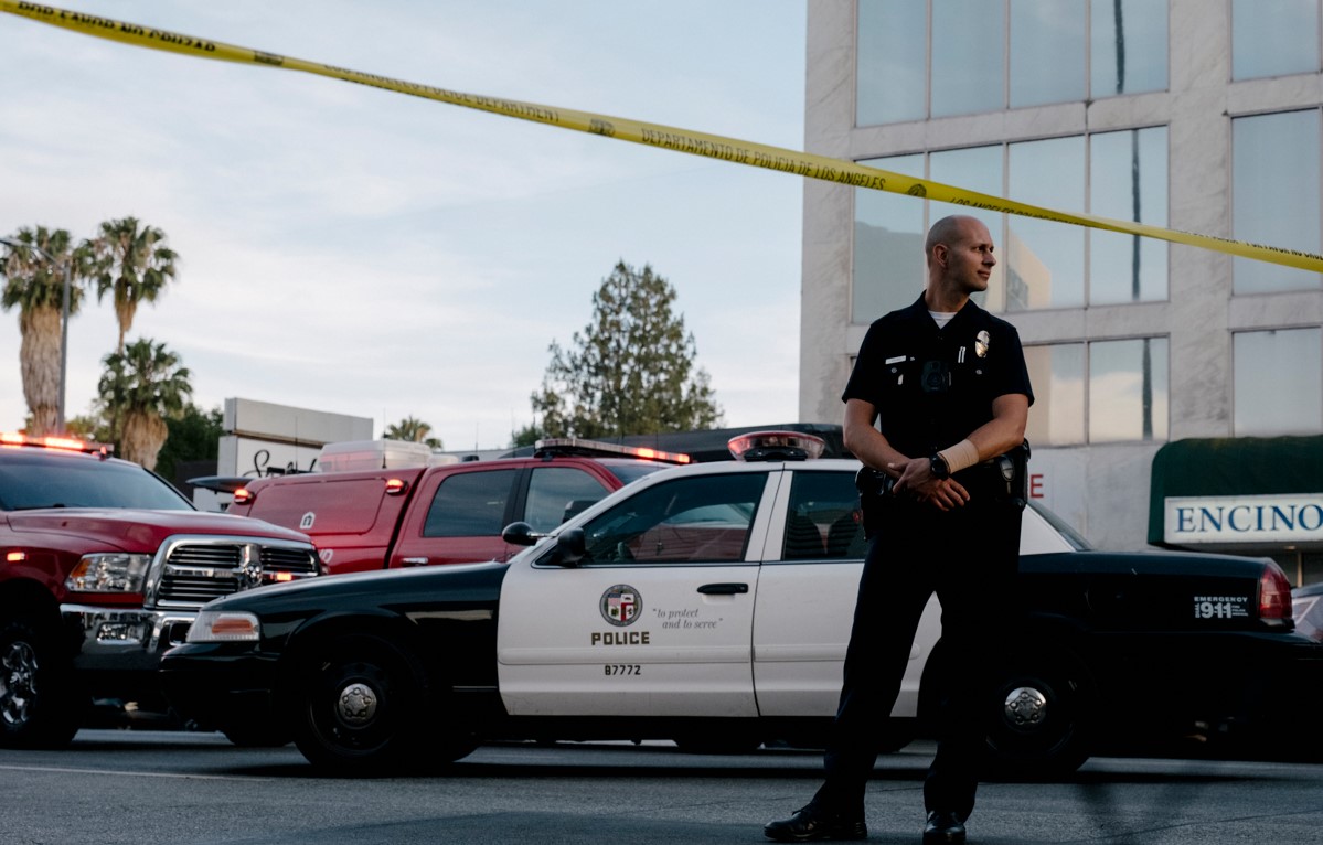 Policías en la escena de un apuñalamiento en el Centro Médico Hospitalario Encino en Encino, California, el 3 de junio de 2022. (Mark Abramson/The New York Times).