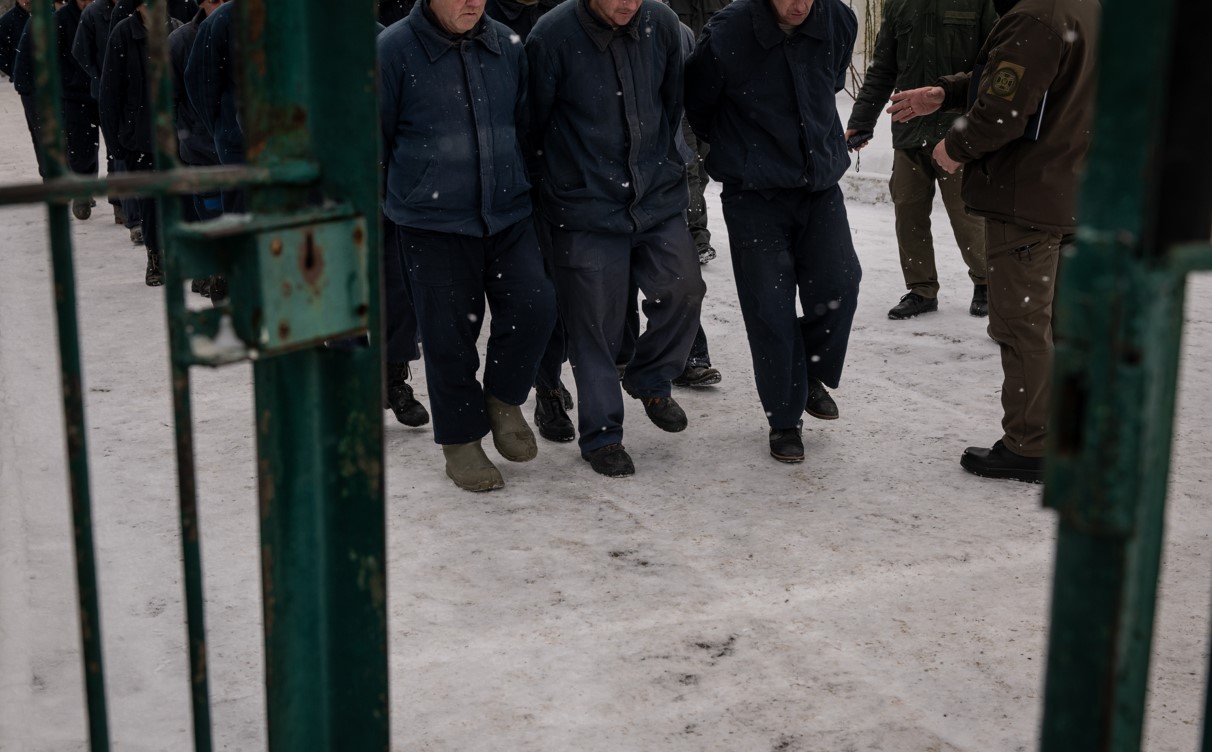 Un campamento de prisioneros de guerra en el oeste de Ucrania el 6 de febrero de 2023. (Nicole Tung/The New York Times)