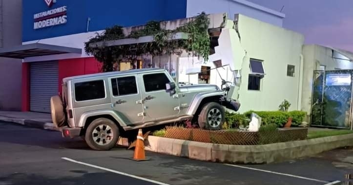 La administración del centro comercial informó que el pasado 24 de abril un vehículo en persecución por las autoridades sobre carretera a El Salvador ingresó en las instalaciones, derribó la pluma de ingreso y se estrelló en las oficinas administrativas. (Foto Prensa Libre: cortesía).