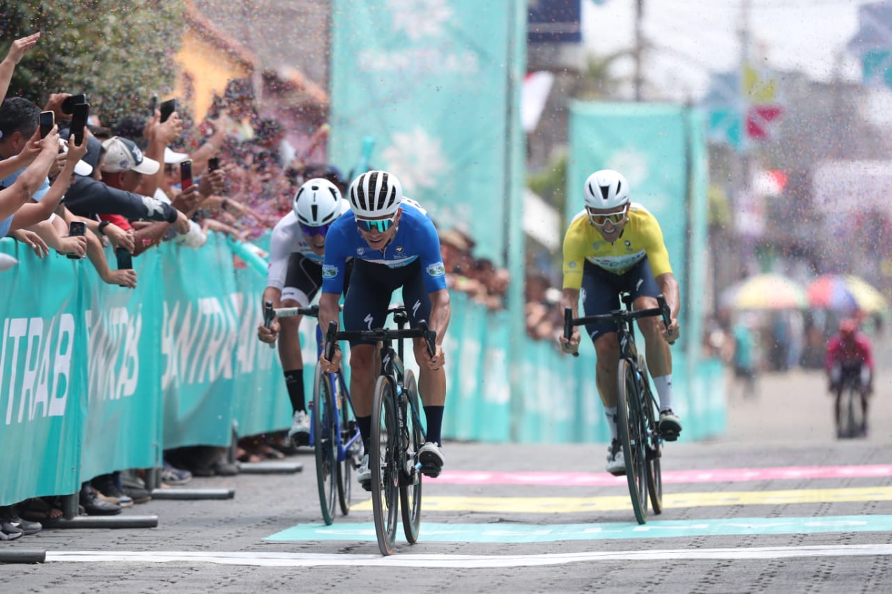 Superman López durante la cuarta etapa de la Vuelta Bantrab 2023. Foto Prensa Libre